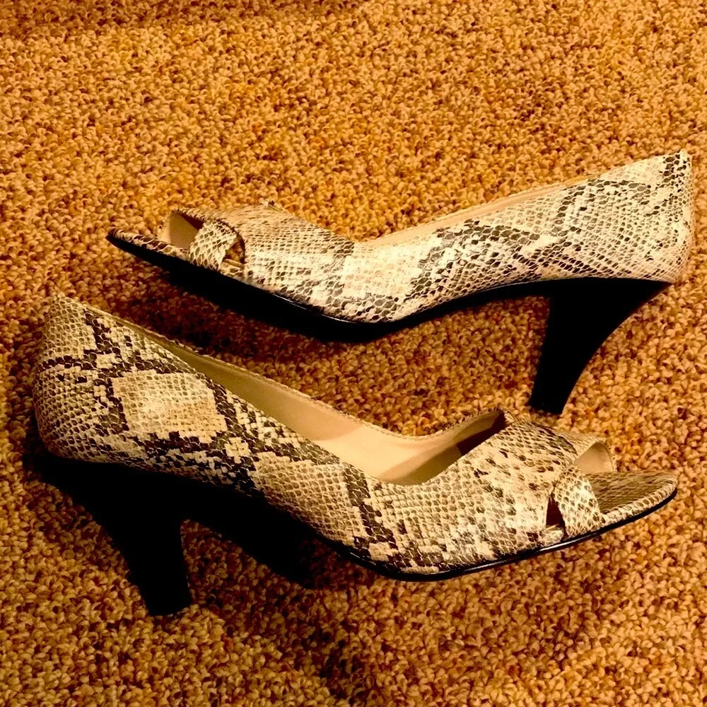Size 8 shoes snakeskin print VEGAN peep toe heels gray white textured pumps EUC